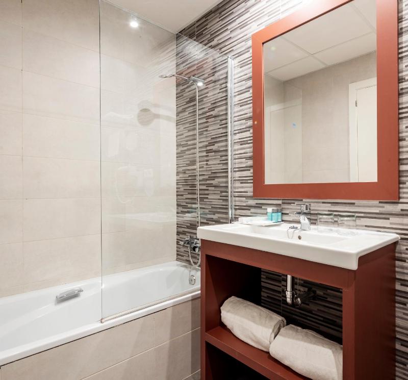 Triple Room (2 Adults + 1 Child ) image 2