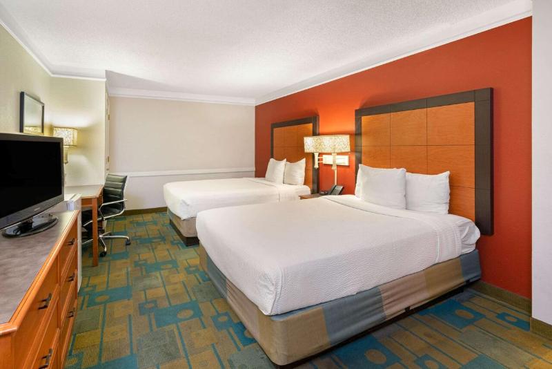 Double Room with Two Double Beds image 3