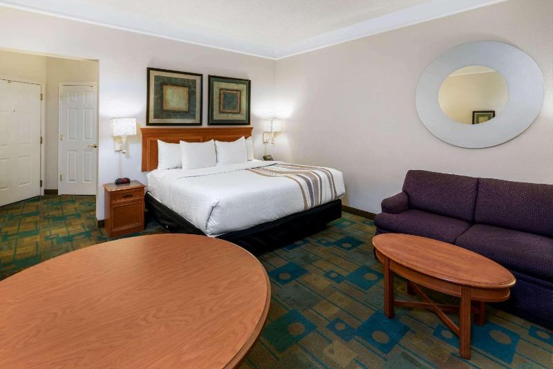 Deluxe King Room - Non-Smoking image 2