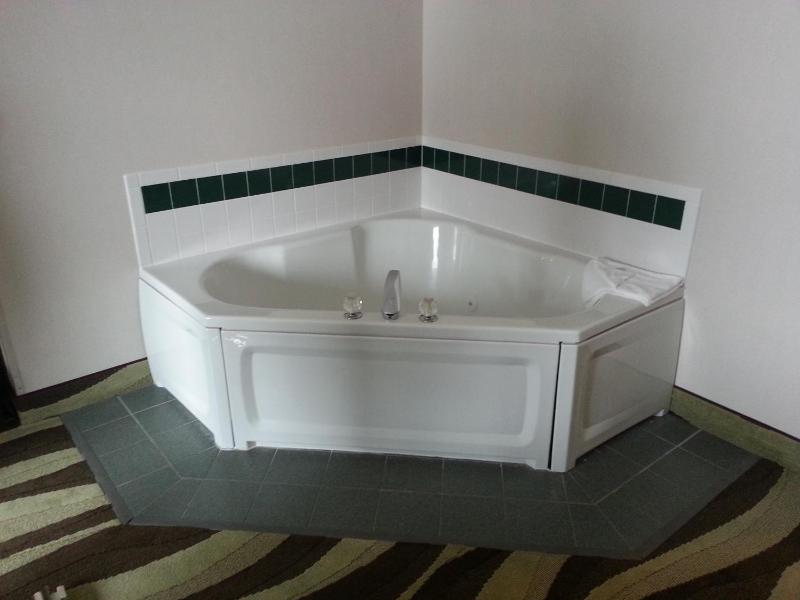 King Suite with Hot Tub - Non-Smoking image 2