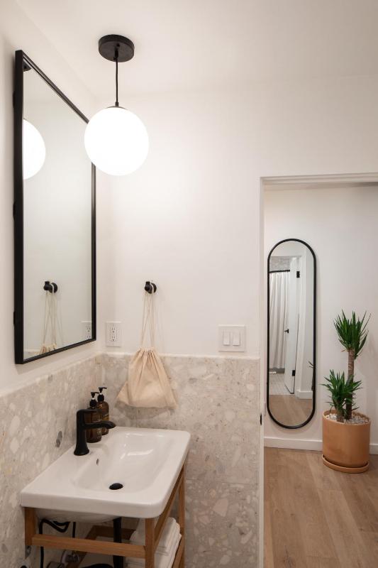 Standard King Room image 2