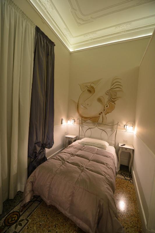 Large Single Room image 4