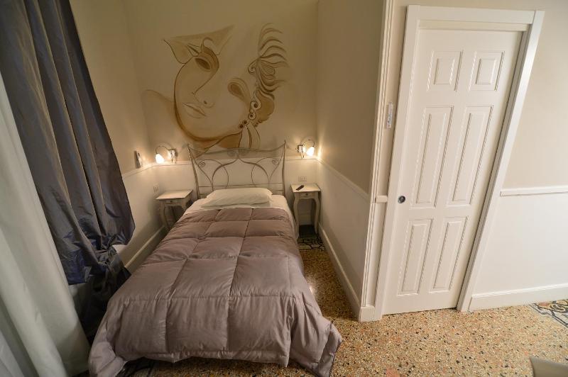 Large Single Room image 3
