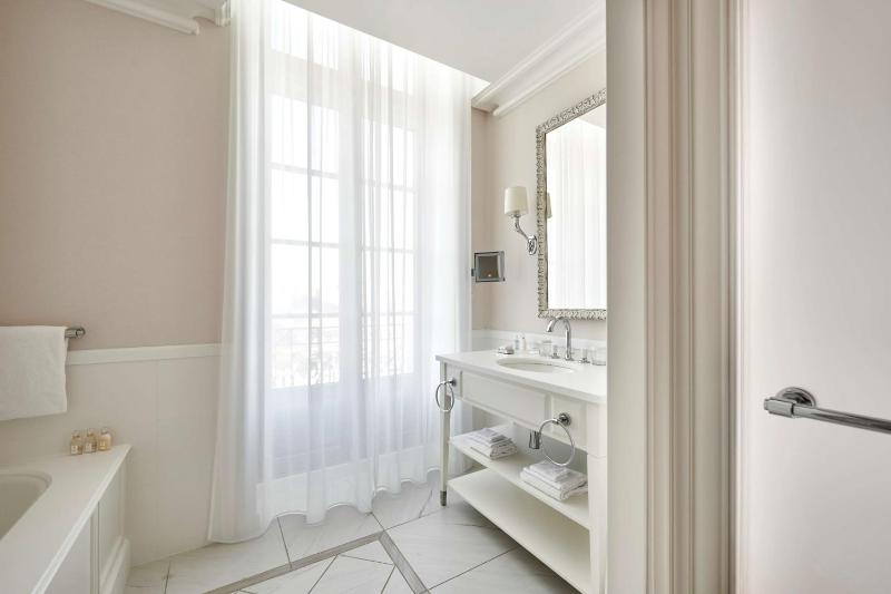 Deluxe King Room image 4