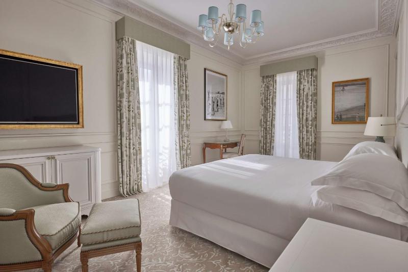 Deluxe King Room image 3