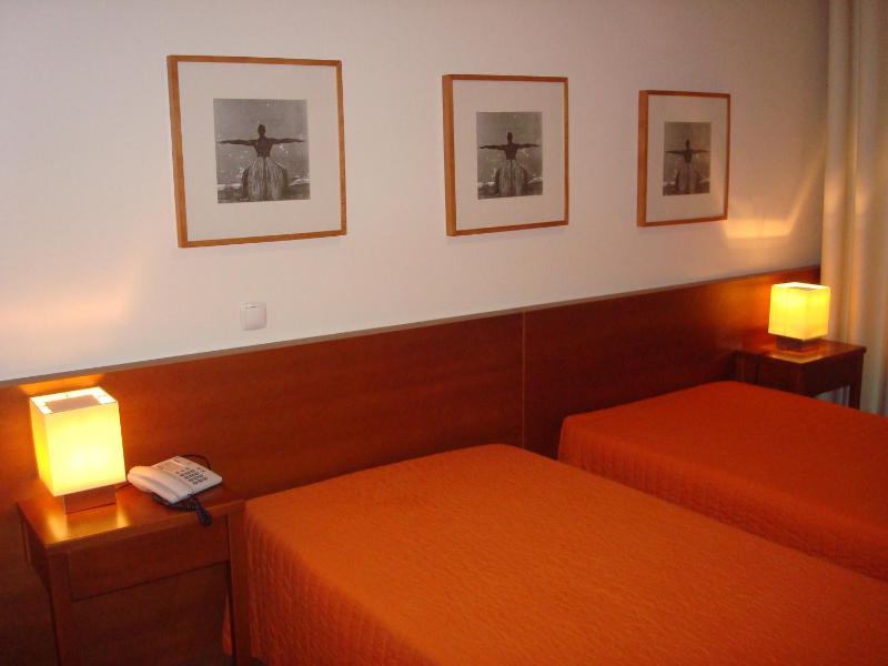 Twin Room image 2