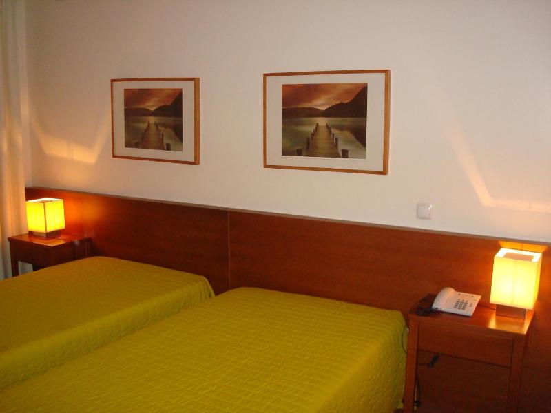 Twin Room image 4