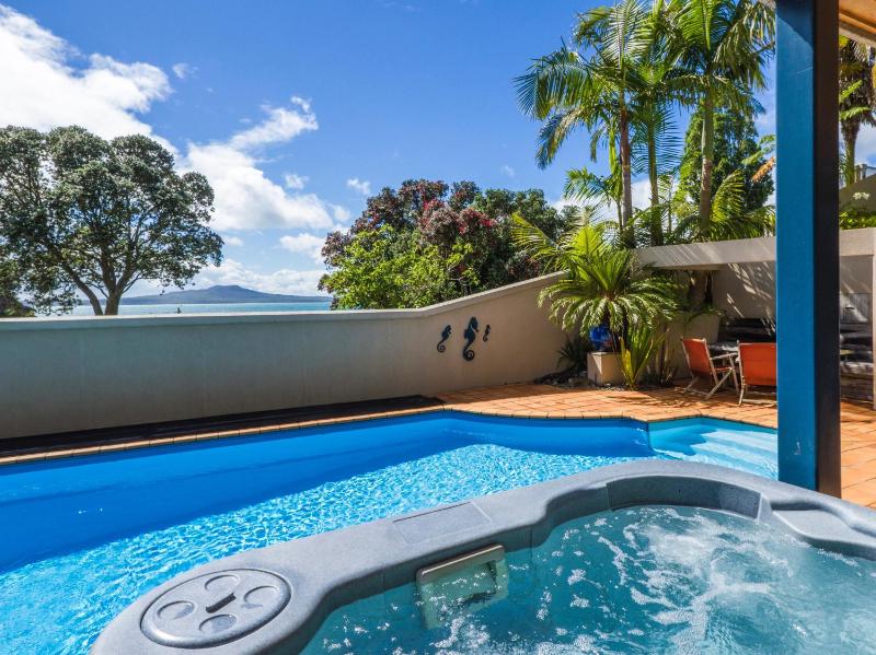 Beachside Holiday - Castor Bay Holiday Apartment - image 1