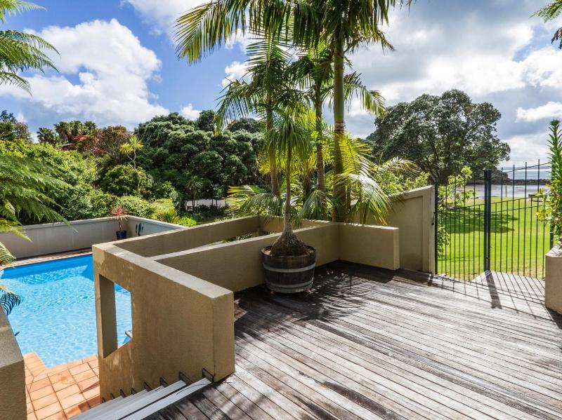 Beachside Holiday - Castor Bay Holiday Apartment - image 8
