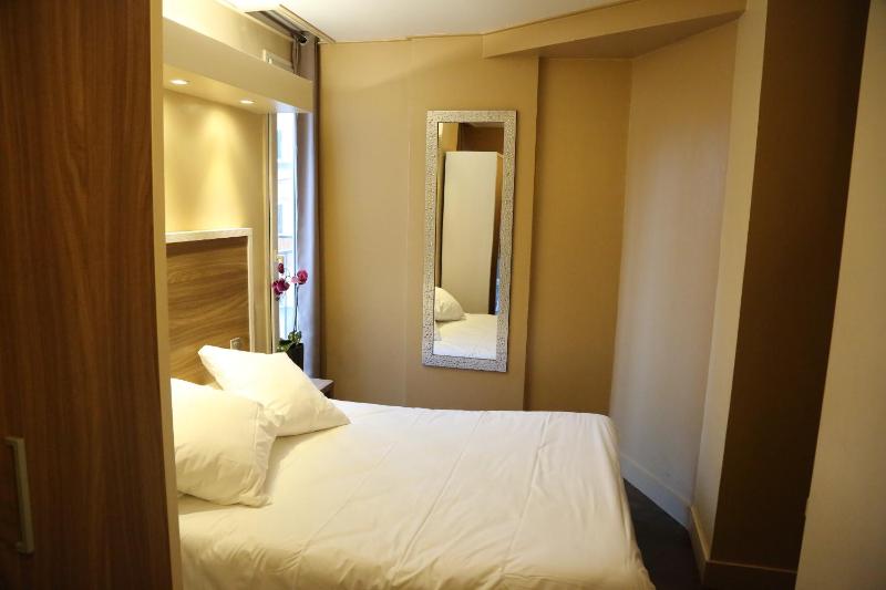 Basic Double Room with Shower image 3