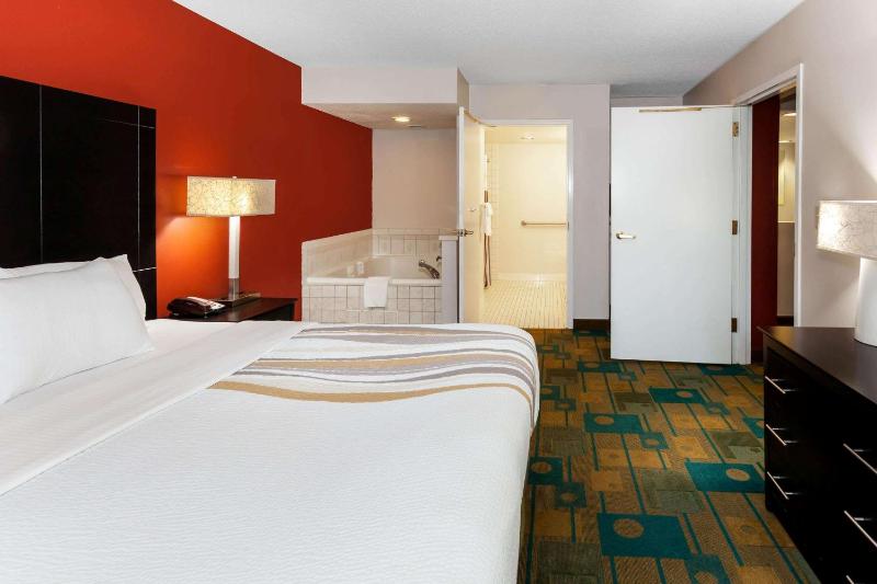 King Suite with Spa Bath image 4