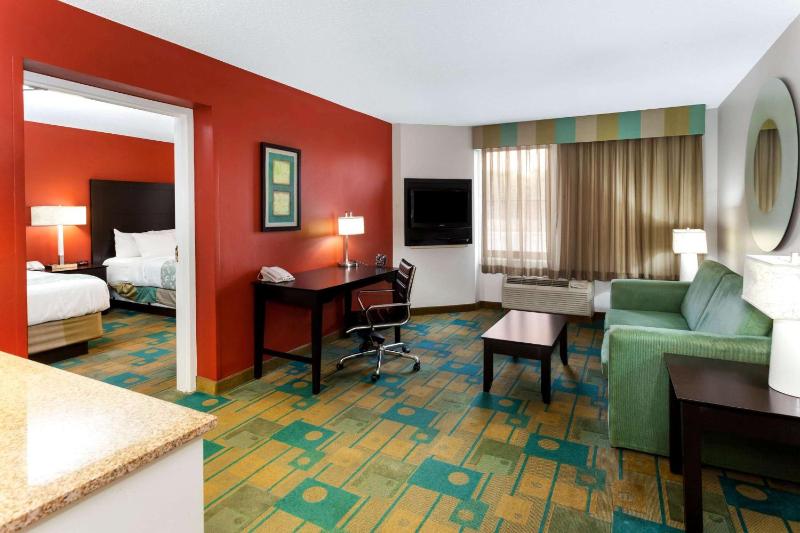 Executive Double Suite with Two Double Beds image 4