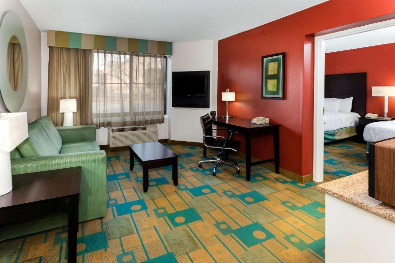 Executive Double Suite with Two Double Beds image 3