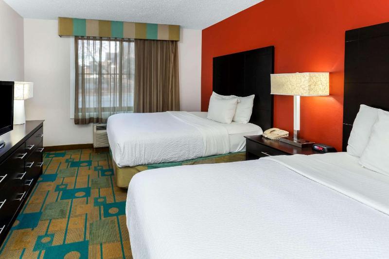 Executive Double Suite with Two Double Beds image 2