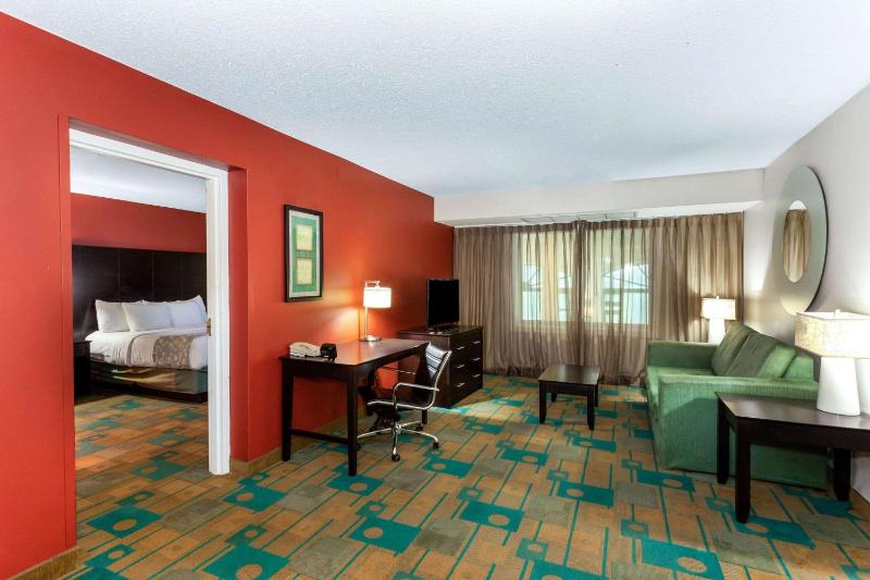 King Suite with Spa Bath image 2