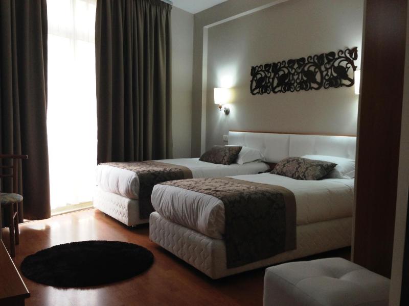 Twin Room image 4