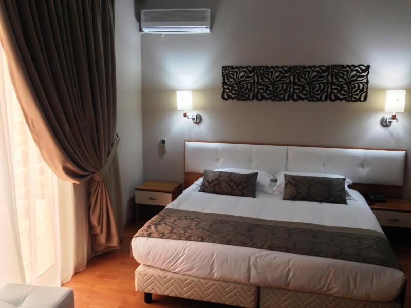 Double Room image 3