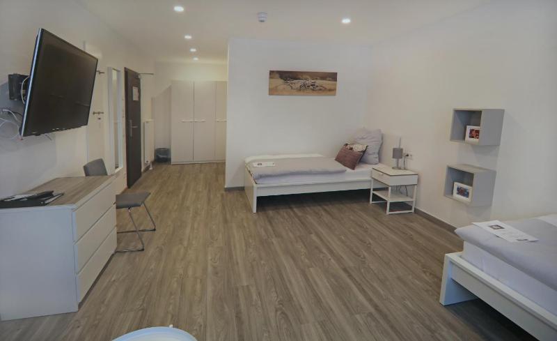 Twin Room with Private Bathroom image 2