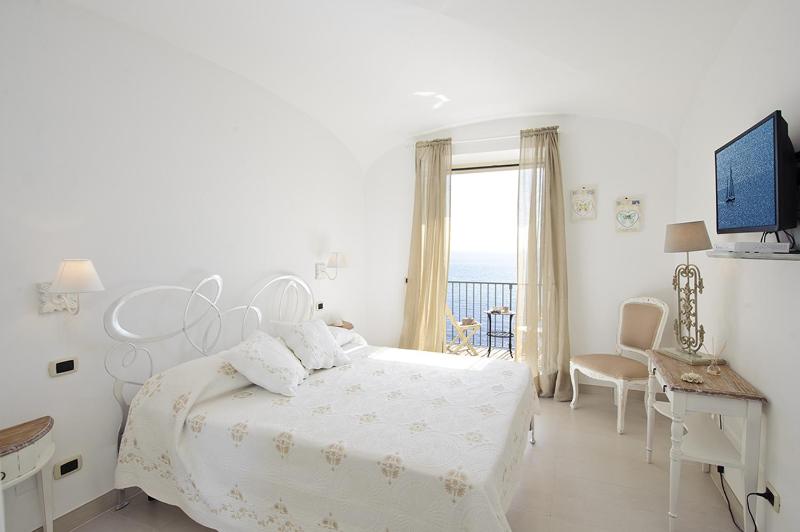 Double Room with Sea View image 3