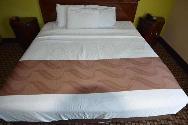 Standard King Room image 4