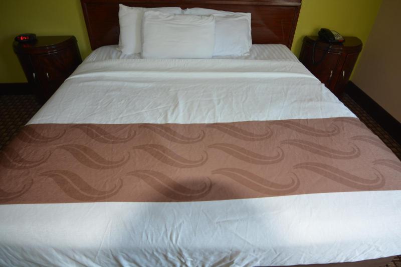 Standard King Room image 3