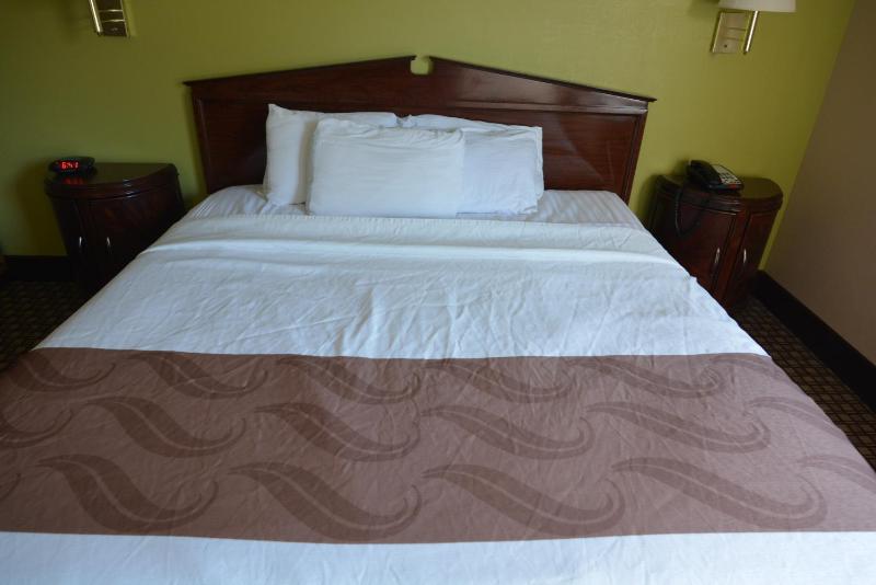 Standard King Room image 2