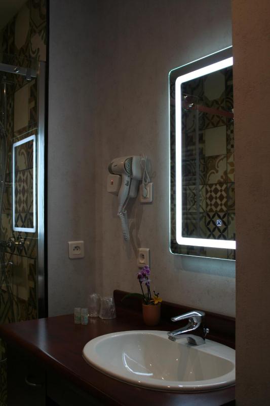 One-Bedroom Apartment image 3