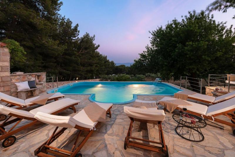 Luxury Villa Zlatni Rat with Pool Near Zlatni Rat Beach Bol - image 23