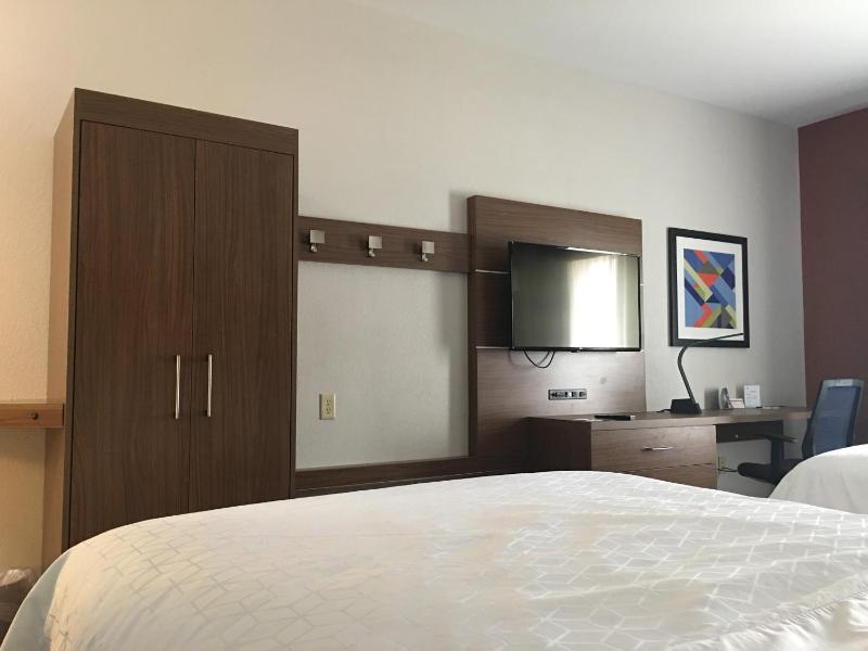 Standard Queen Room with Two Queen Beds image 4