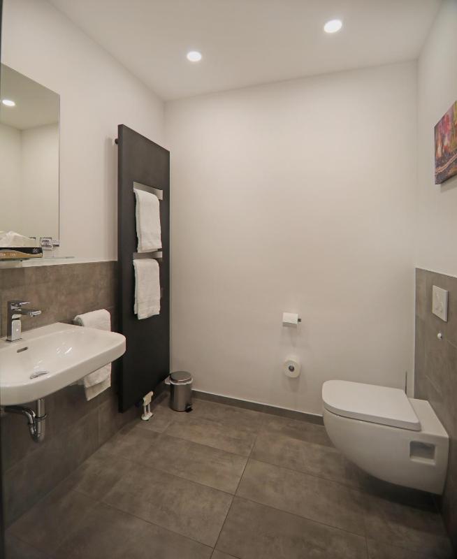 Twin Room with Private Bathroom image 3