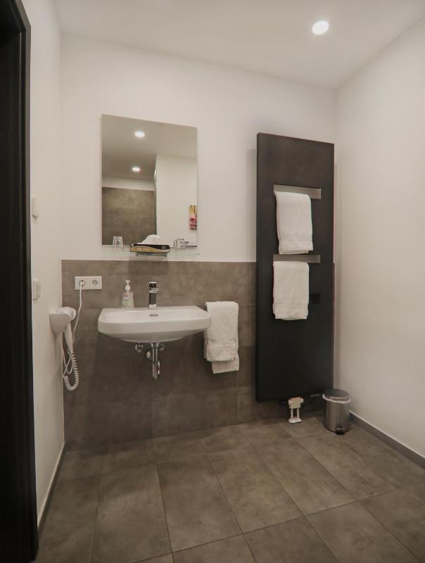 Twin Room with Private Bathroom image 2