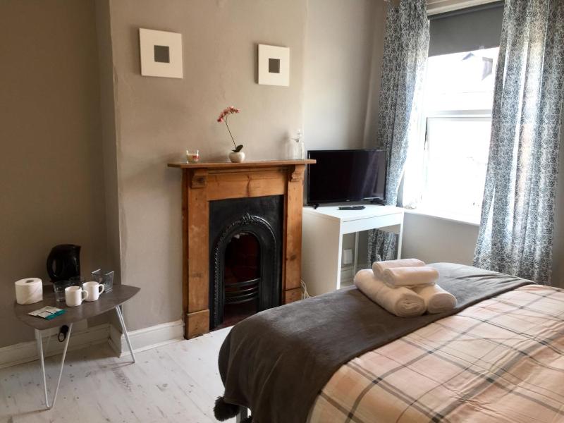 Budget Double Room image 3