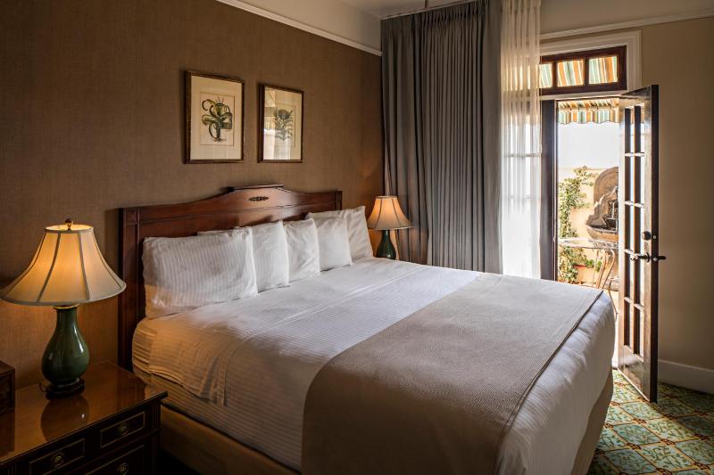 Deluxe King Room image 1