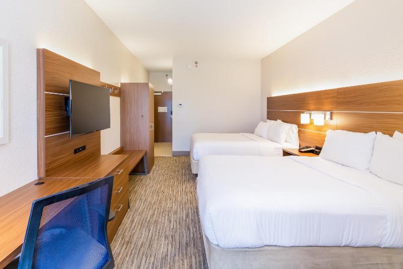 Standard Queen Room with Balcony and City View image 3