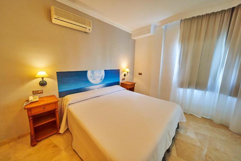 Double or Twin Room image 4