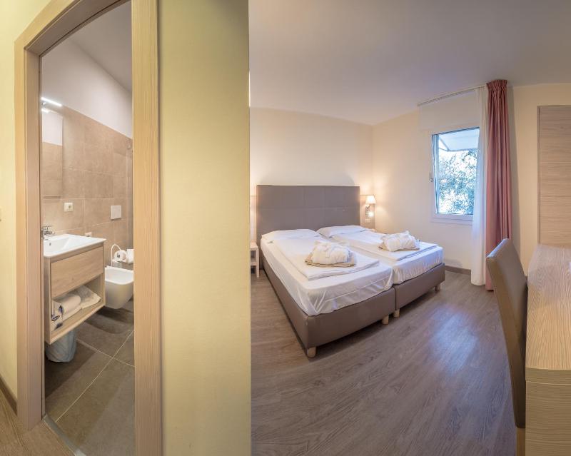 Economy Twin Room image 3