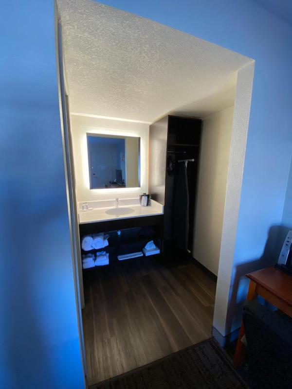 Standard Queen Room image 3