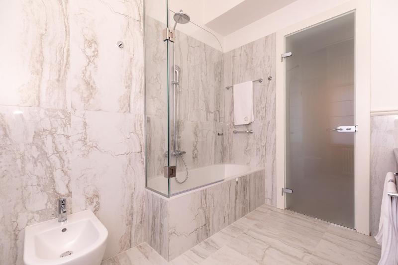 Deluxe Suite with Free Spa Access image 3