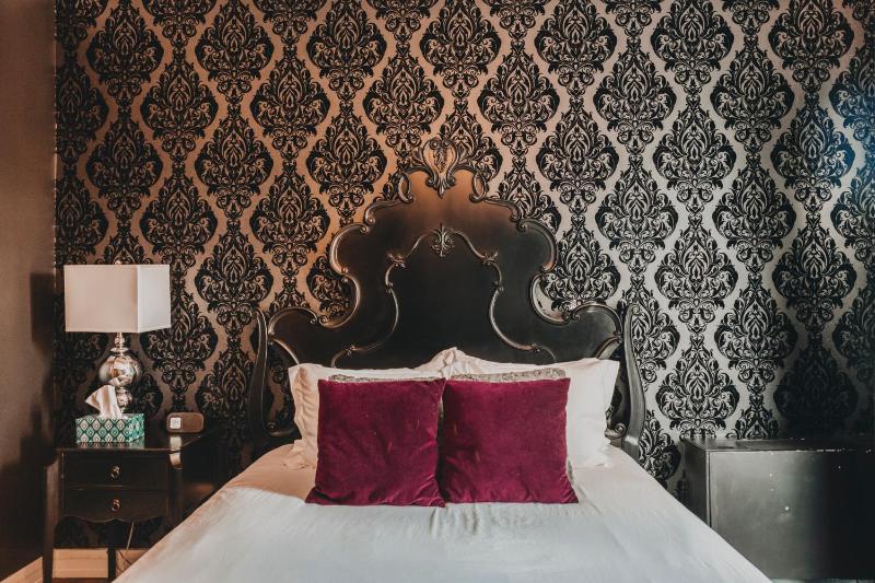 Deluxe Queen Room image 1