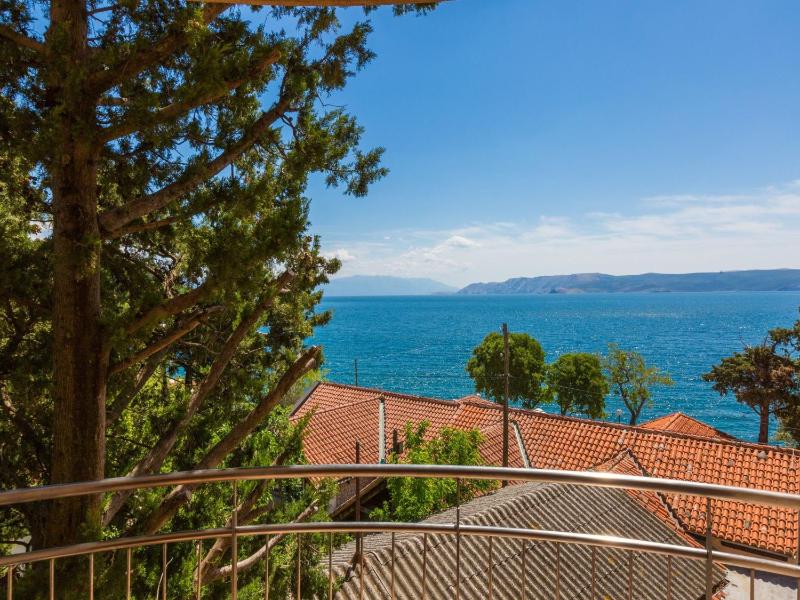 One-Bedroom Apartment with Sea View image 2