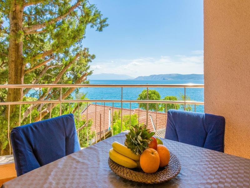 One-Bedroom Apartment with Sea View image 3