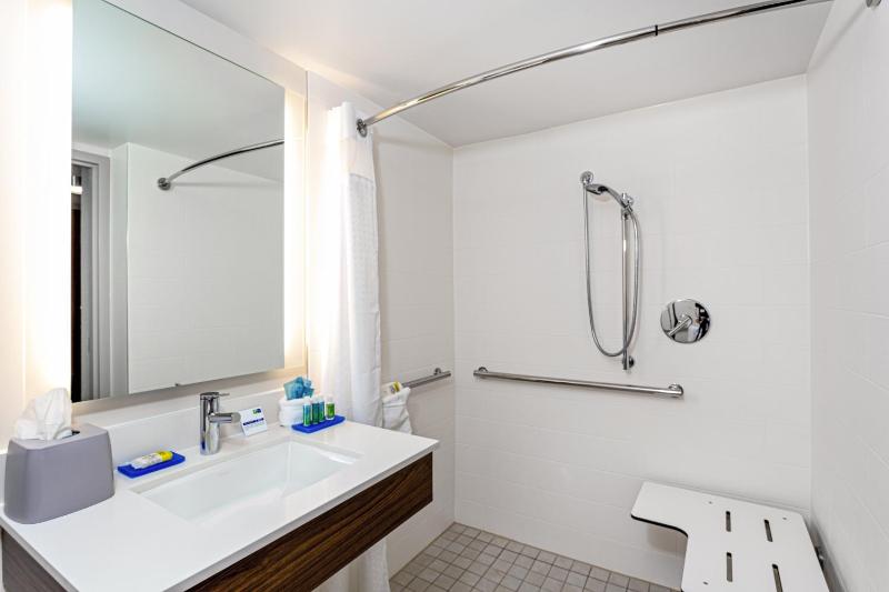 King Room with Hearing Accessible Roll In Shower - Non-Smoking image 2