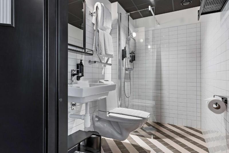 Standard Twin Room image 4