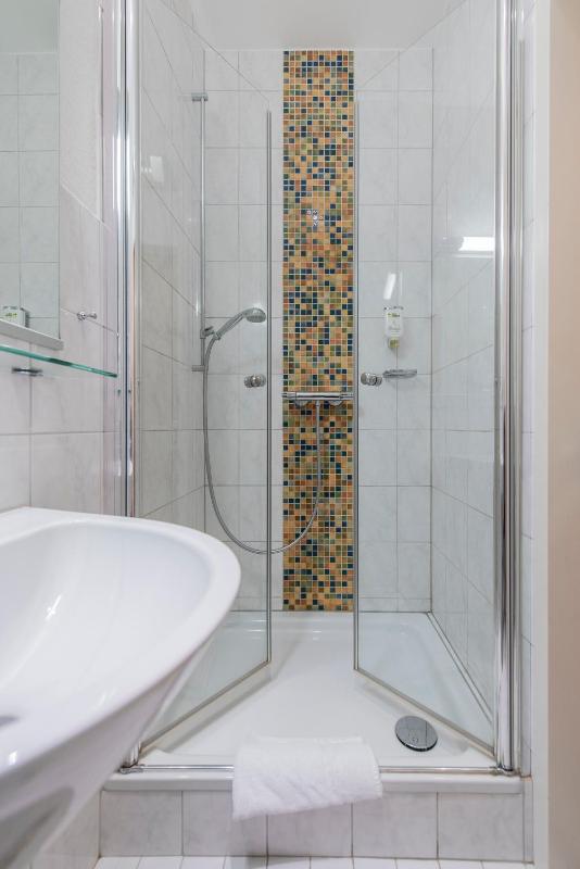 Double or Twin Room image 3