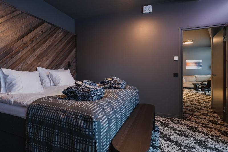 Deluxe King Suite image 3