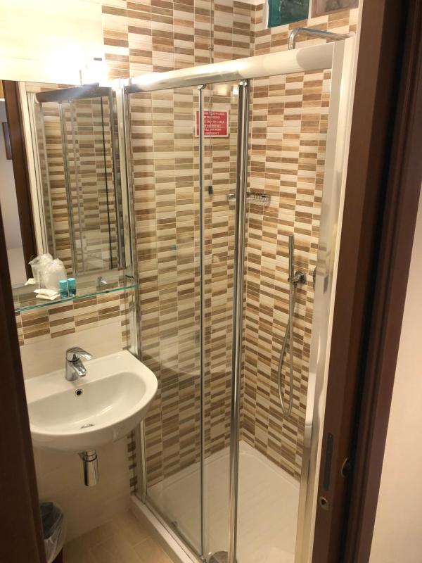 Single Room image 3