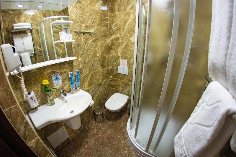 Standard Triple Room image 2