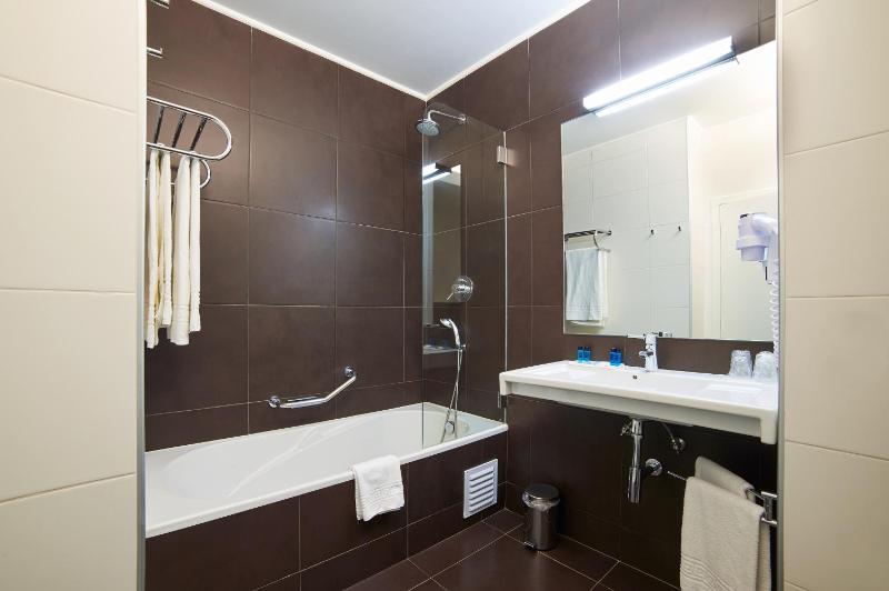 Classic Suite with Land View (2 Adults + 1 Child up to 12 years old) image 3