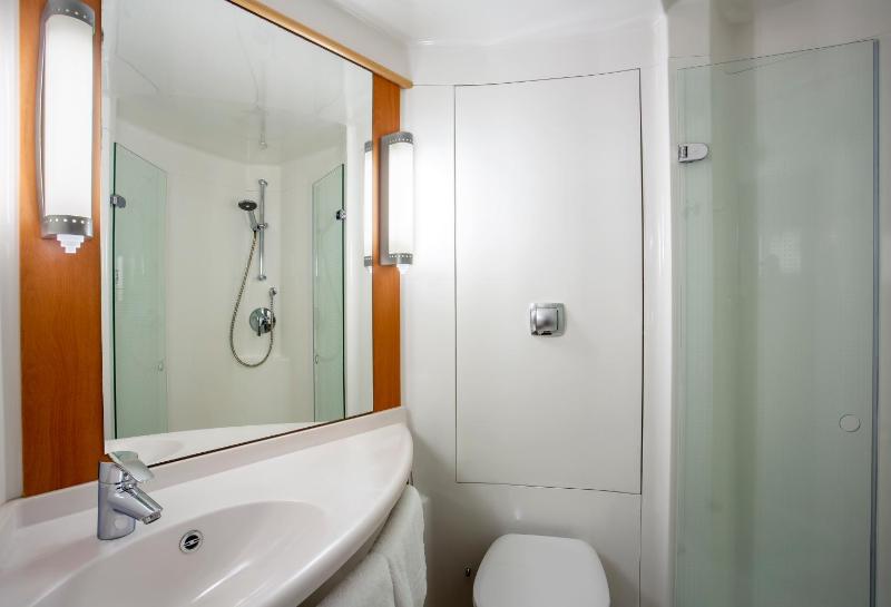 Standard Twin Room image 3
