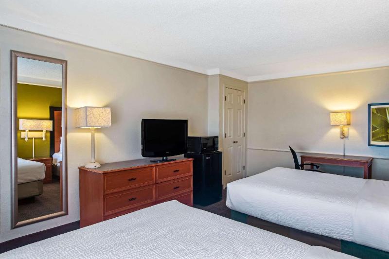 Deluxe Double Room (2 Adults + 1 Child) image 4
